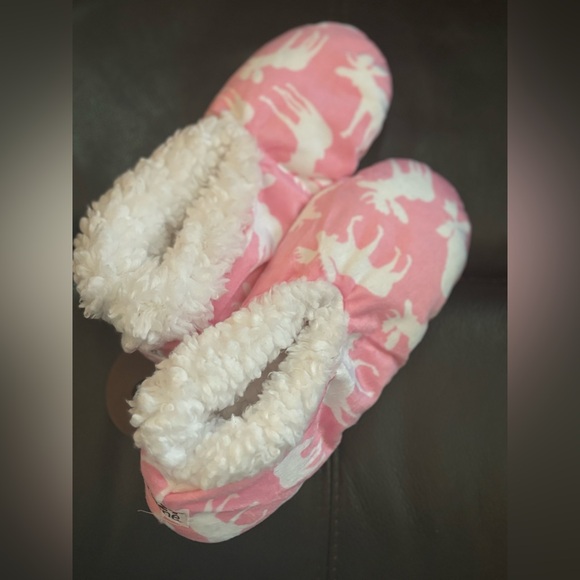 Pink & White brand new Lazy One Moose slippers - Picture 3 of 4